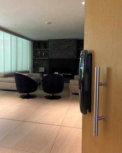 Cerradura Biométrica SM-19 integrated in a modern door, showcasing its sleek design and advanced Smart Tech features for secure, convenient access.